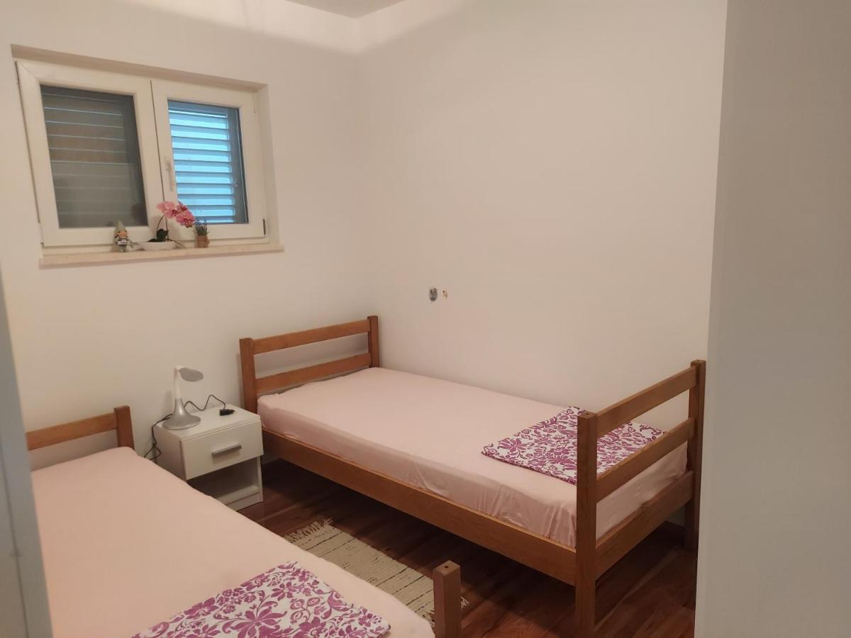 Apartman Slavica โรกอซนิซา ภายนอก รูปภาพ